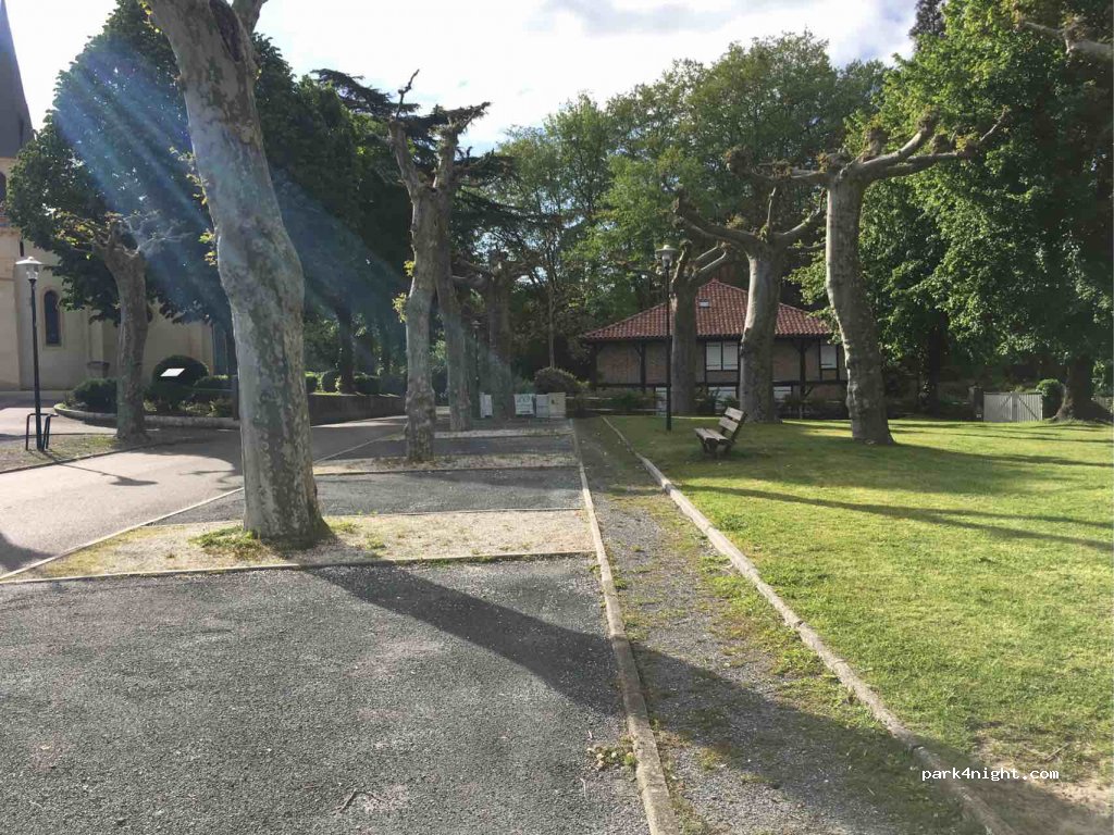 (40110) Onesse-Laharie - 28 Place des Platanes — foto 2