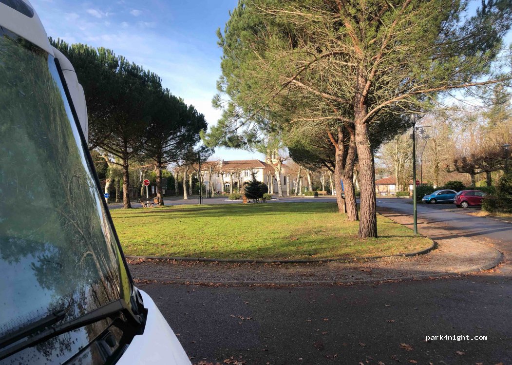 (40110) Onesse-Laharie - 28 Place des Platanes — foto 4