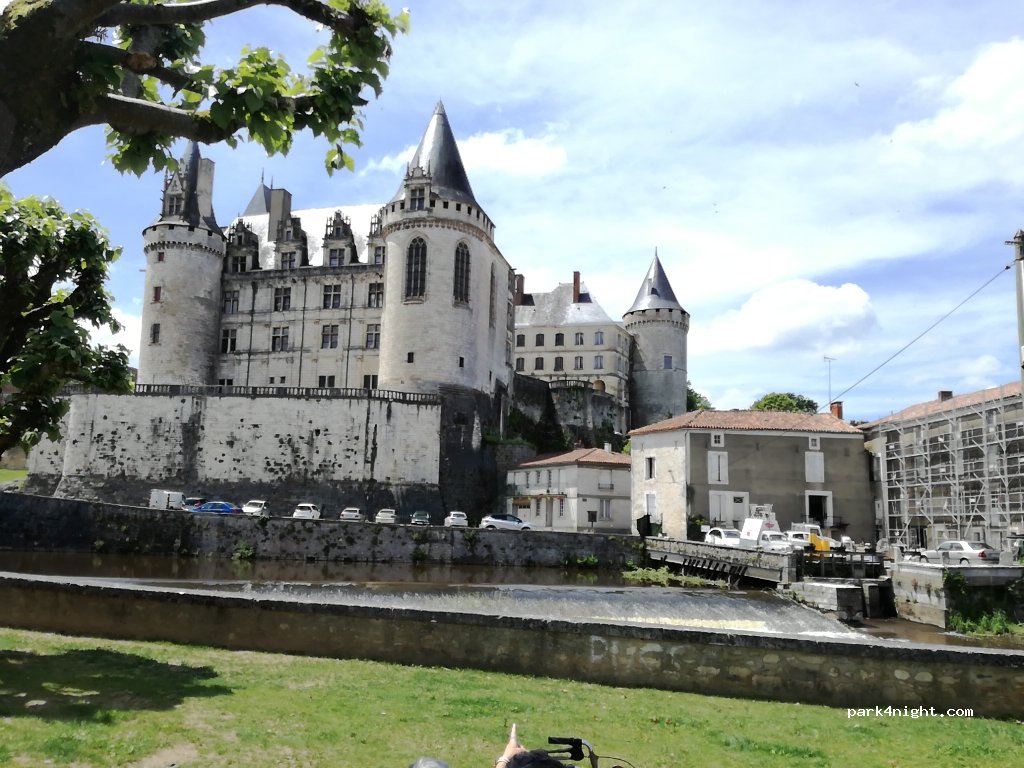 (16110) La Rochefoucauld - 1 Faubourg Basse ville — foto 2