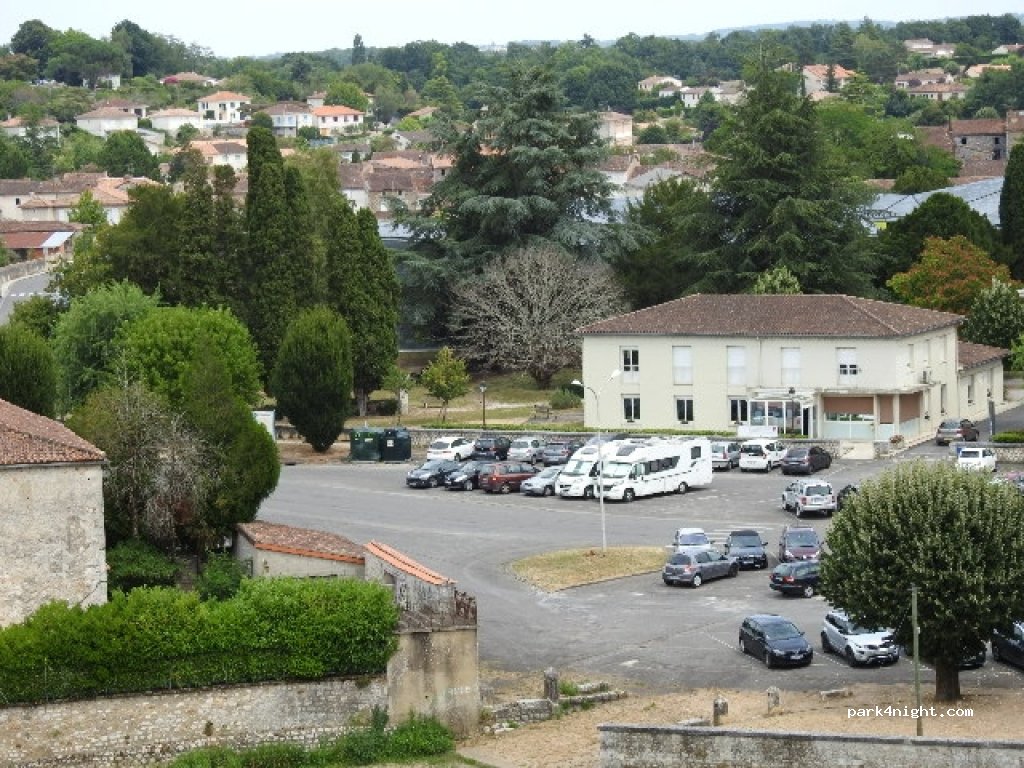 (16110) La Rochefoucauld - 1 Faubourg Basse ville — foto 3