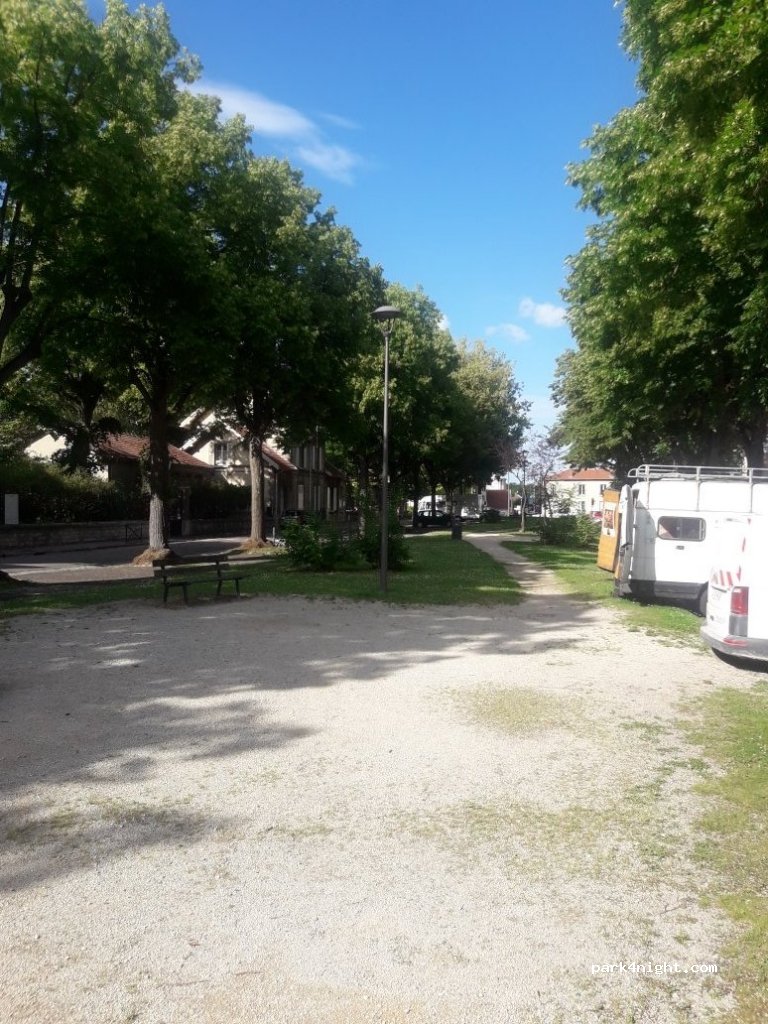 (10000) Troyes - 4 Place Jean Macé — foto