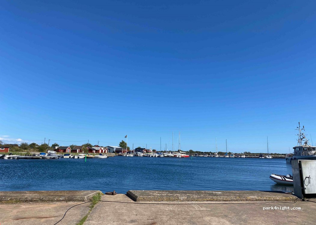 (370 23) Hasslö - 10-12 Hamnvägen — foto