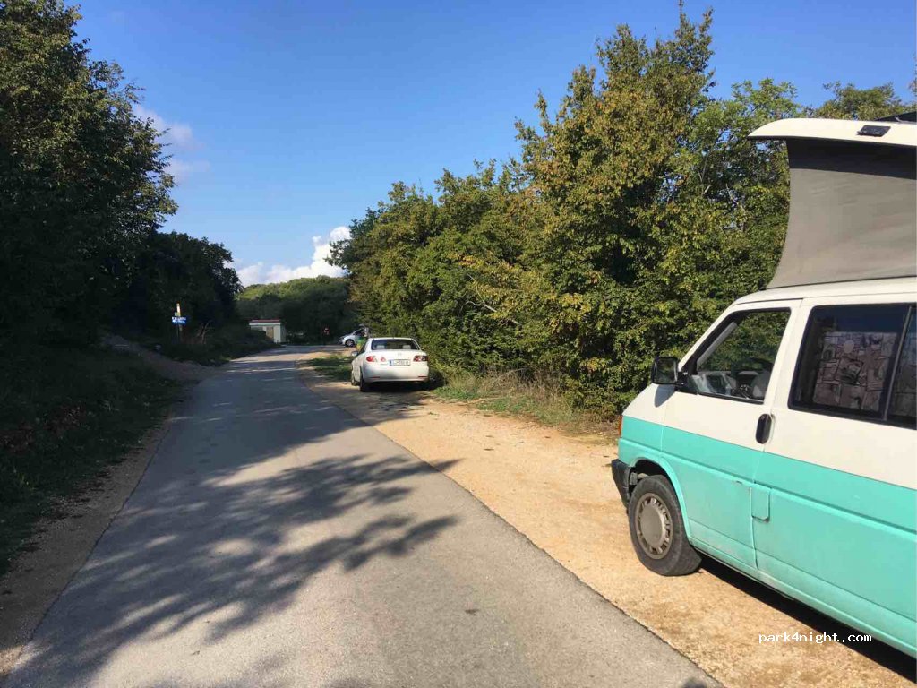 (51512) Njivice - Unnamed Road — foto