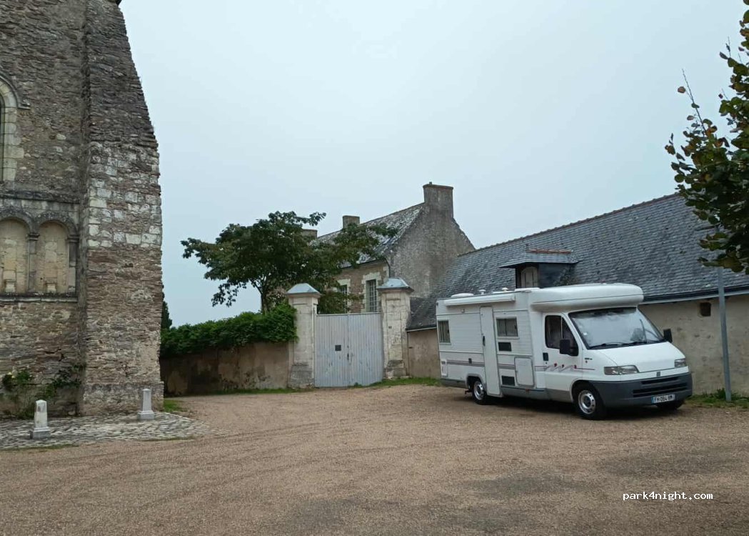 (49390) Mouliherne - 12 Place de l'Église — foto
