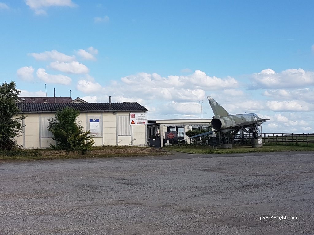 (78850) Thiverval-Grignon - D119 — foto