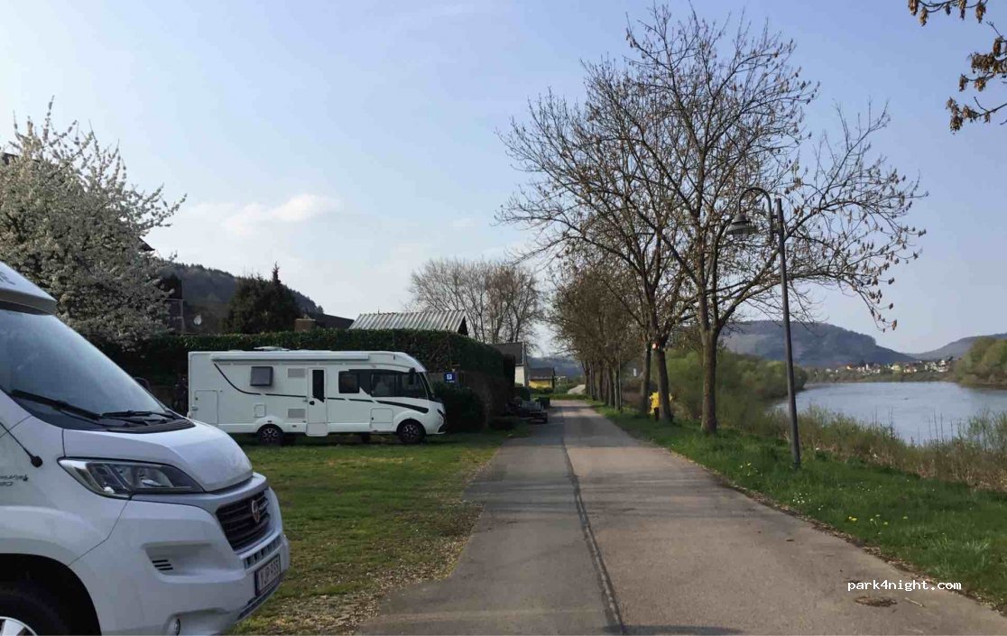 Wohnmobilstellplatz Moselblick in Schleich — foto