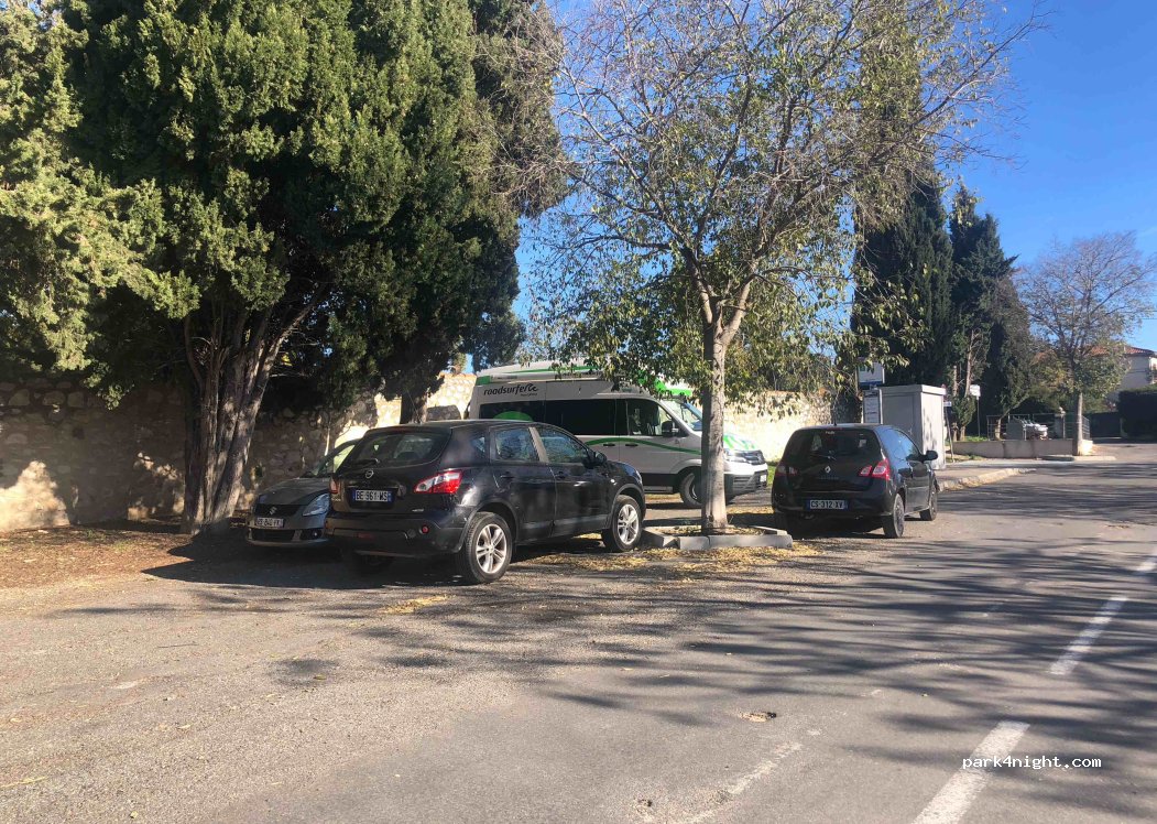 (13400) Aubagne - 1 Place du Souvenir Français — foto 2