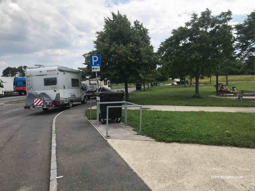(2544) Leobersdorf - 459 Triestingparkplatz — foto