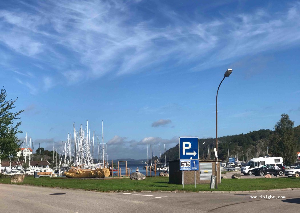 (473 34) Henån - 18 HAMNTORGET — foto 2