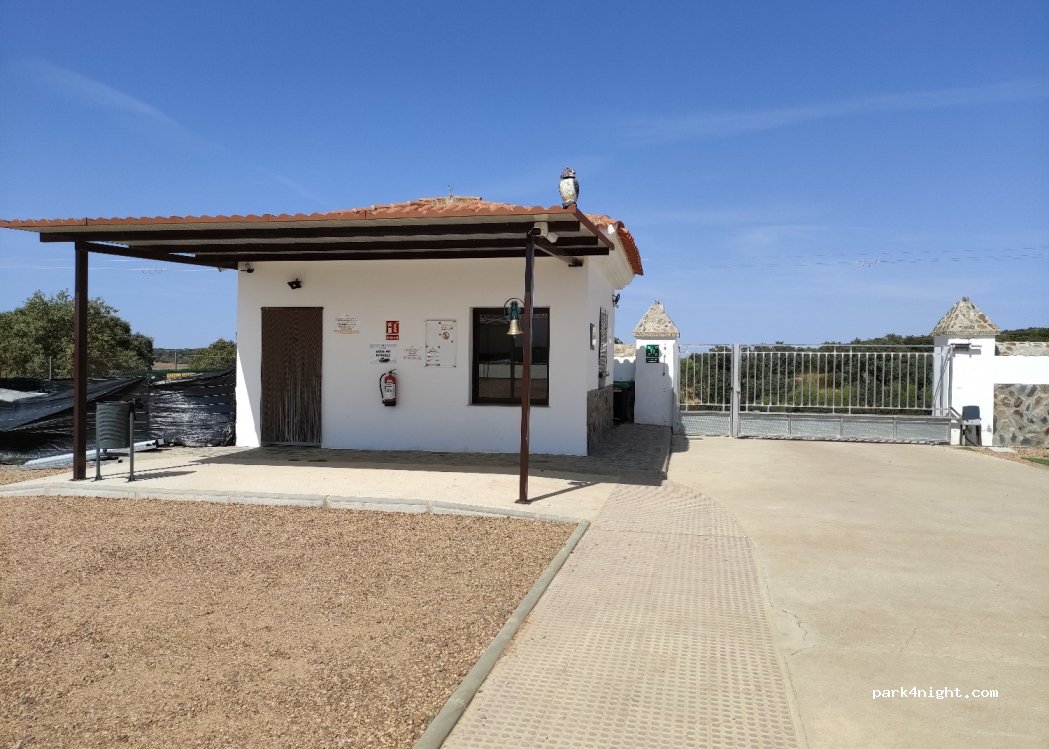 (06105) Cheles - Unnamed Road — foto 2