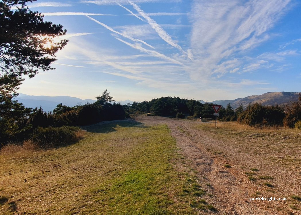 (26170) Montauban-sur-l'Ouvèze - D65 — foto