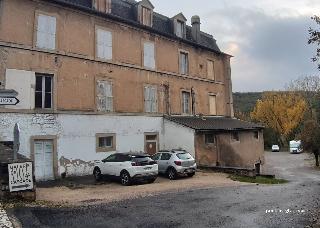 (12330) Salles-la-Source - Rue du Bourg — foto 2