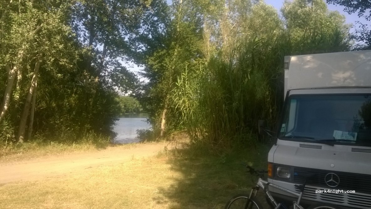 (30210) Remoulins - Chemin Tour du Lac — foto