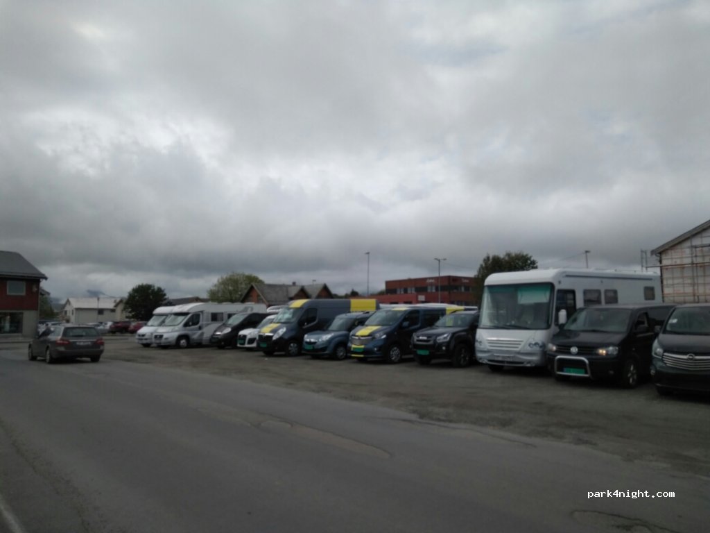 (8370) Leknes - 6 Idrettsgata — foto