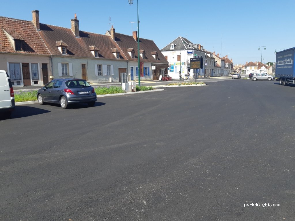 (18210) Charenton-du-Cher - Rue Neuve — foto 2