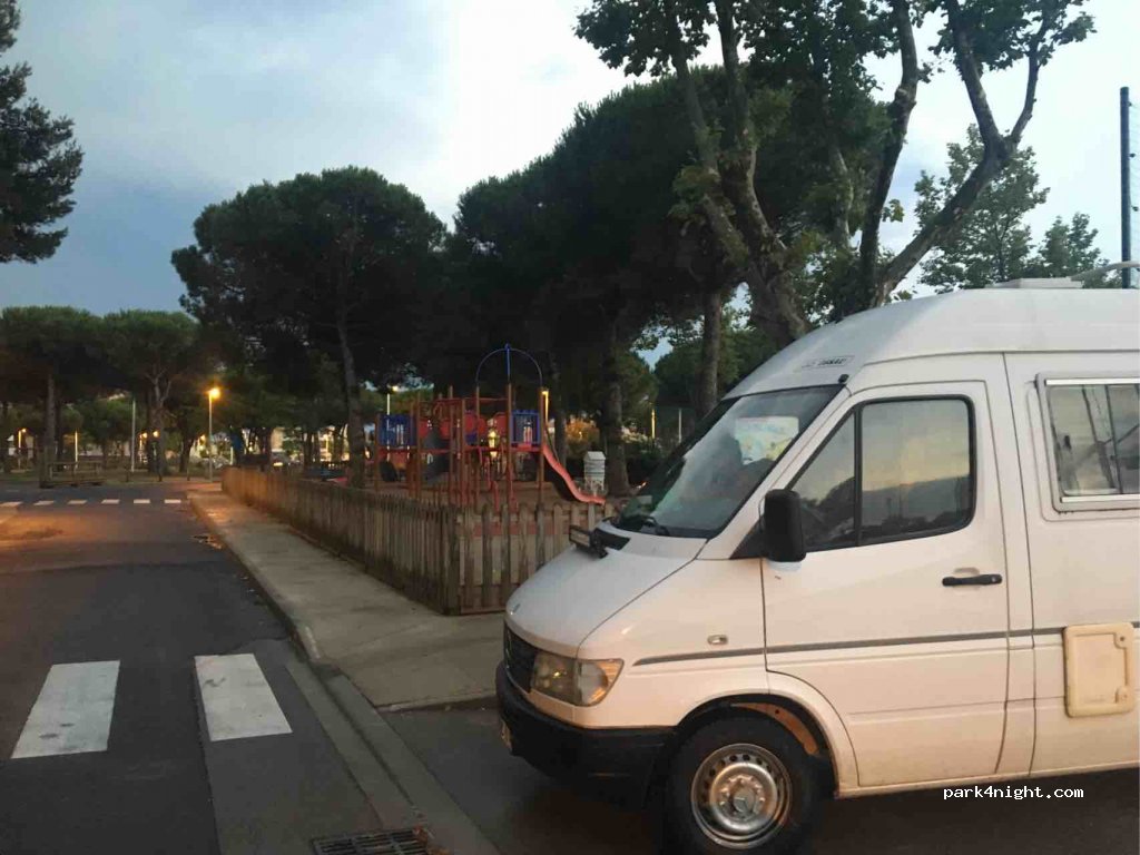 (11430) Gruissan - Rue du Forum — foto