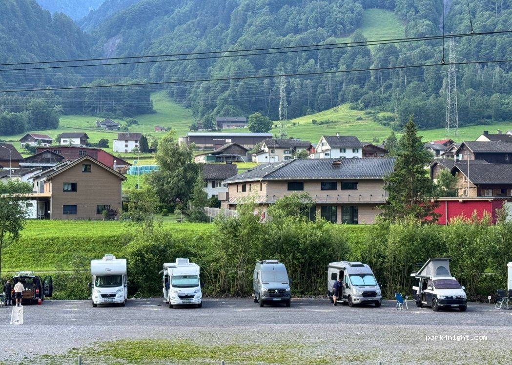 Wohnmobilstellplatz Linthal Braunwaldbahnen — foto