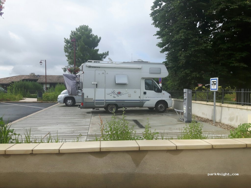 (47320) Clairac - 1 Place du Fort — foto