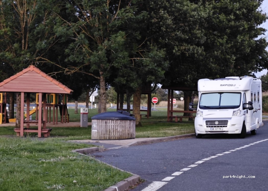 (03190) Vallon-en-Sully - L'Arverne — foto 3