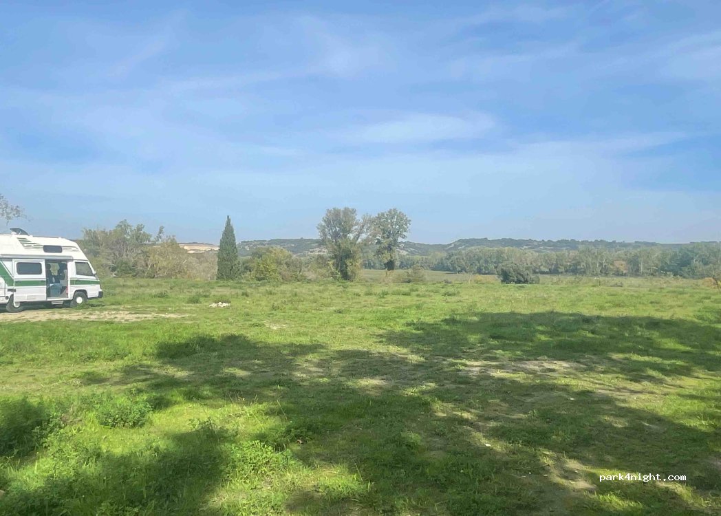 (84230) Châteauneuf-du-Pape - Unnamed Road — foto 3