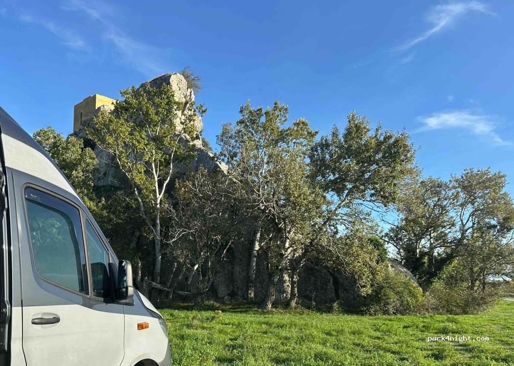 (84230) Châteauneuf-du-Pape - Unnamed Road — foto 4