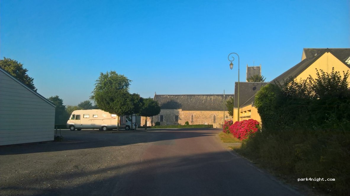 (50490) Saint-Aubin-du-Perron - L'Église — foto