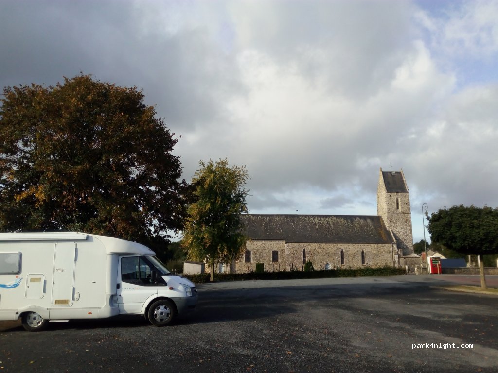 (50490) Saint-Aubin-du-Perron - L'Église — foto 2