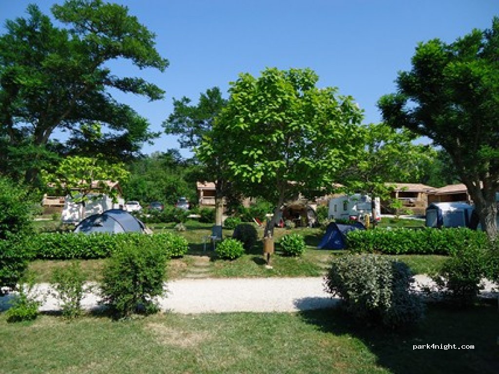 Camping du domaine de la Mare aux Fées 3 * — foto
