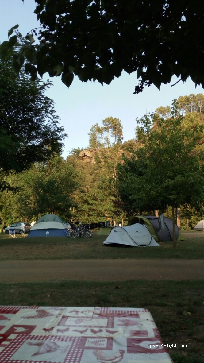 CAMPING cévennes Lozère 48 / camping car/location bord rivière . village 2 mn découverte rando — foto