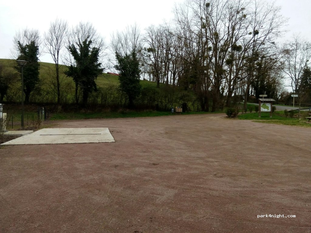 Aire de camping-cars Château-sur-Allier — foto 3