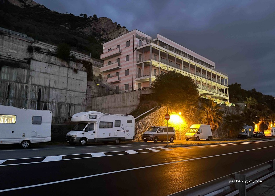 (17024) Varigotti - 7 Strada Statale 1 Via Aurelia — foto