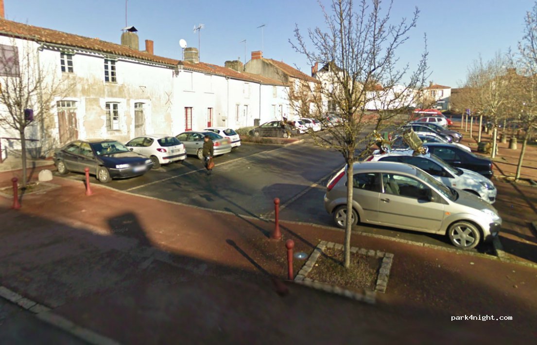 (85670) Palluau - 11-70 Place Philippe de Clerembault — foto