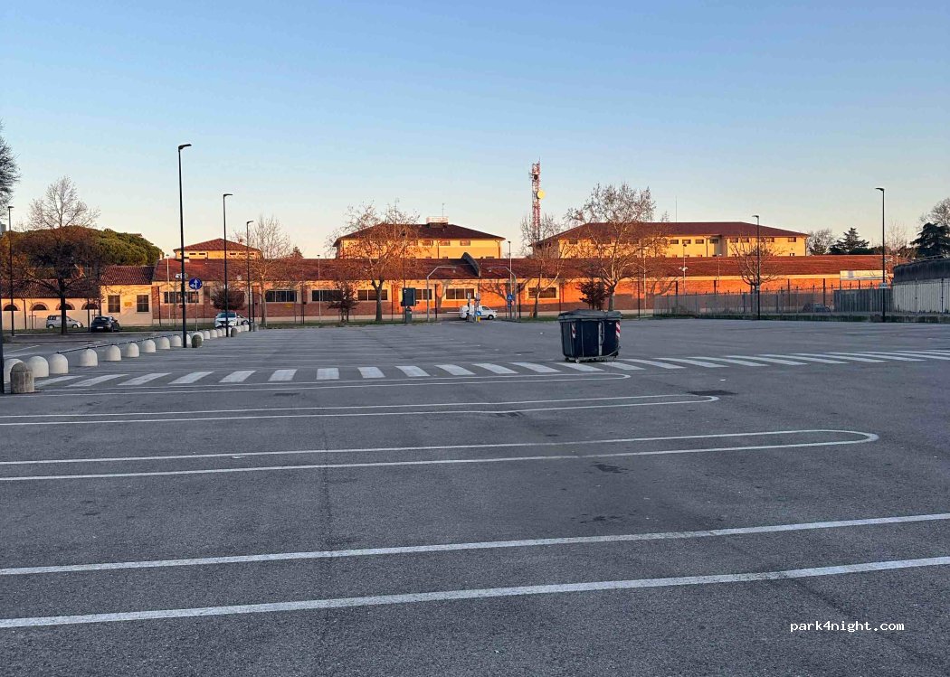 Parcheggio Camper Prato Valle — foto