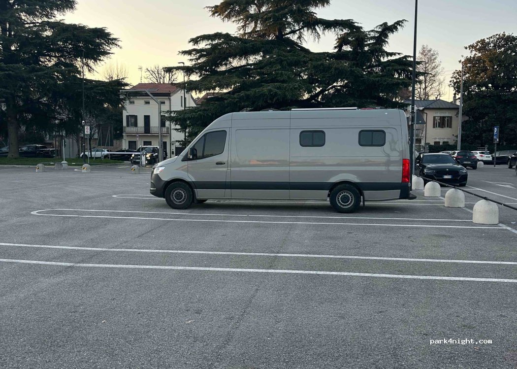 Parcheggio Camper Prato Valle — foto 3