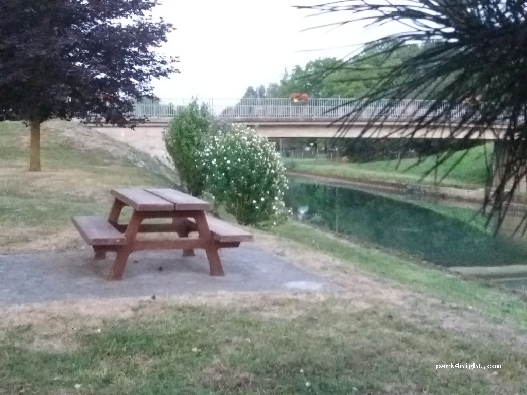 (08360) Château-Porcien - 42 Prés Nicard — foto 2