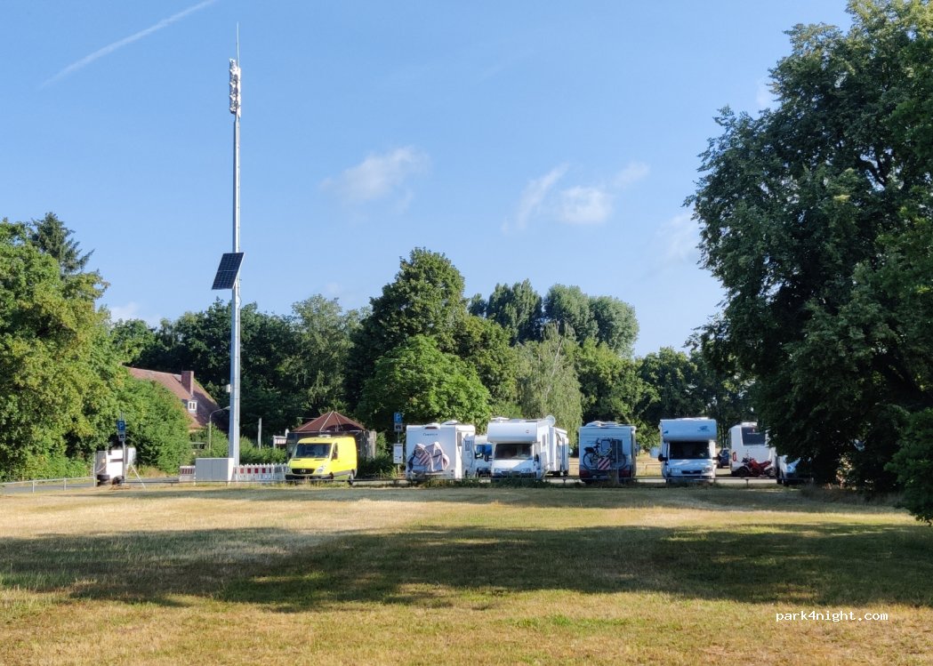 Wohnmobilstellplatz am Volkspark Marienberg in Nürnberg — foto