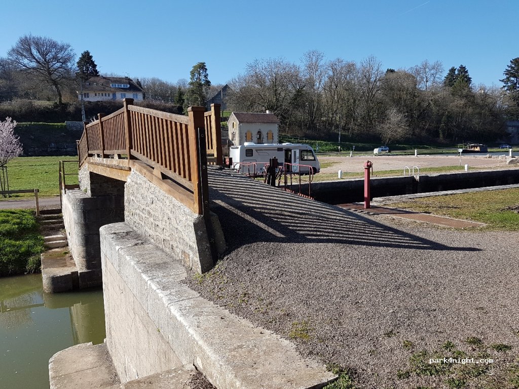 (58110) Châtillon-en-Bazois - Rue du Canal — foto