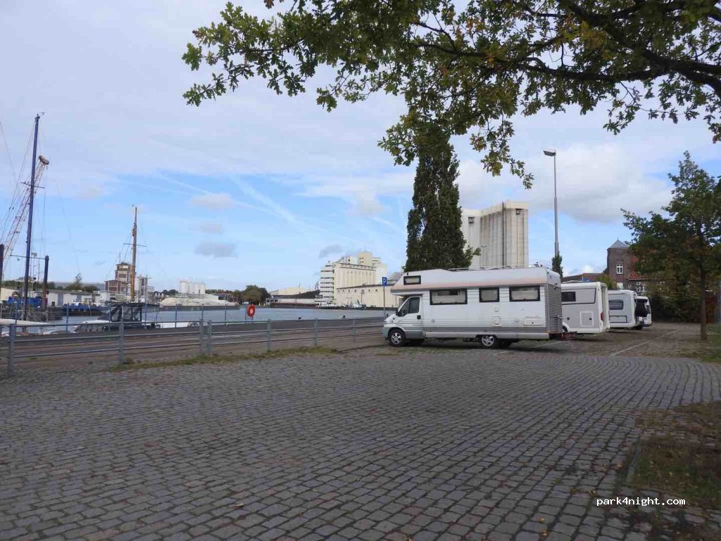 Wohnmobilstellplatz Brake — foto