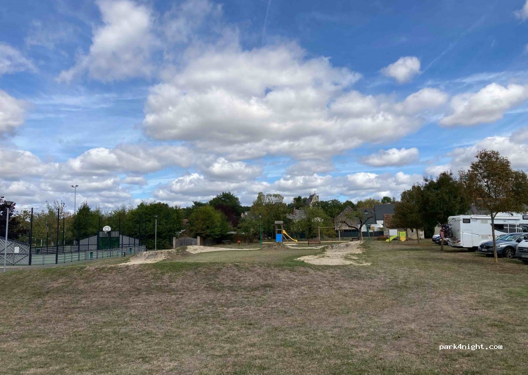 (37800) Sainte-Catherine-de-Fierbois - 11 Rue du Stade — foto