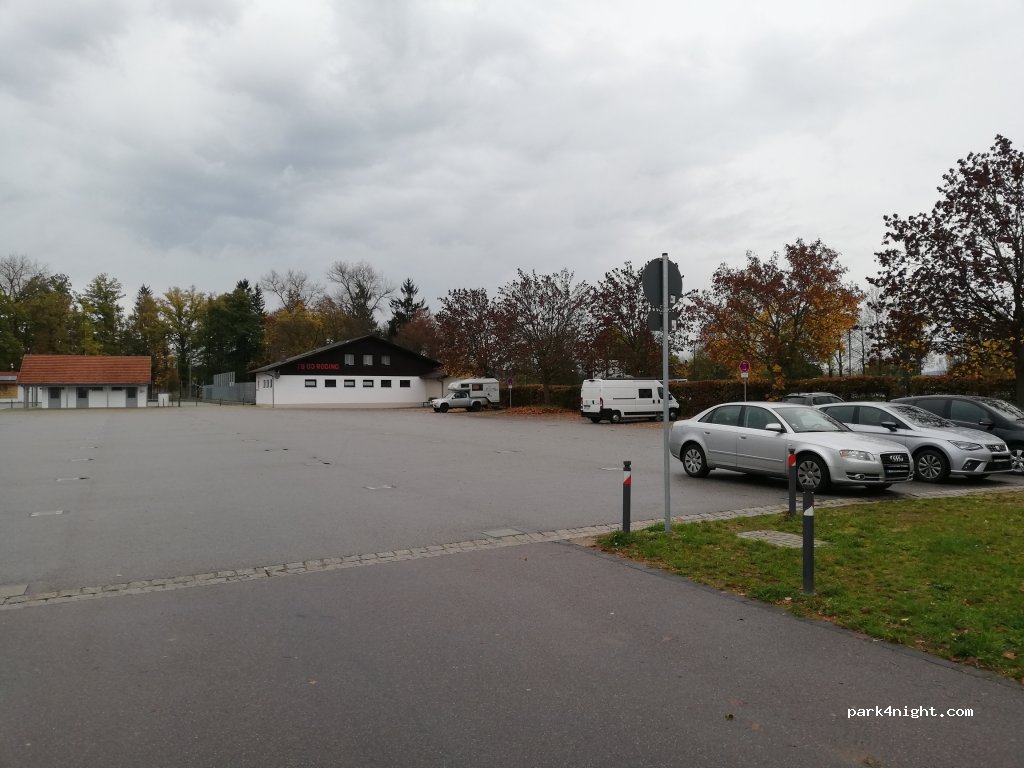 Wohnmobilstellplatz am Volksfestplatz in Roding — foto