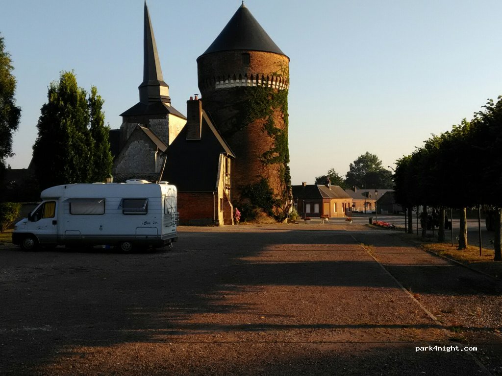 (76340) Saint-Léger-aux-Bois - Place de la Tour — foto