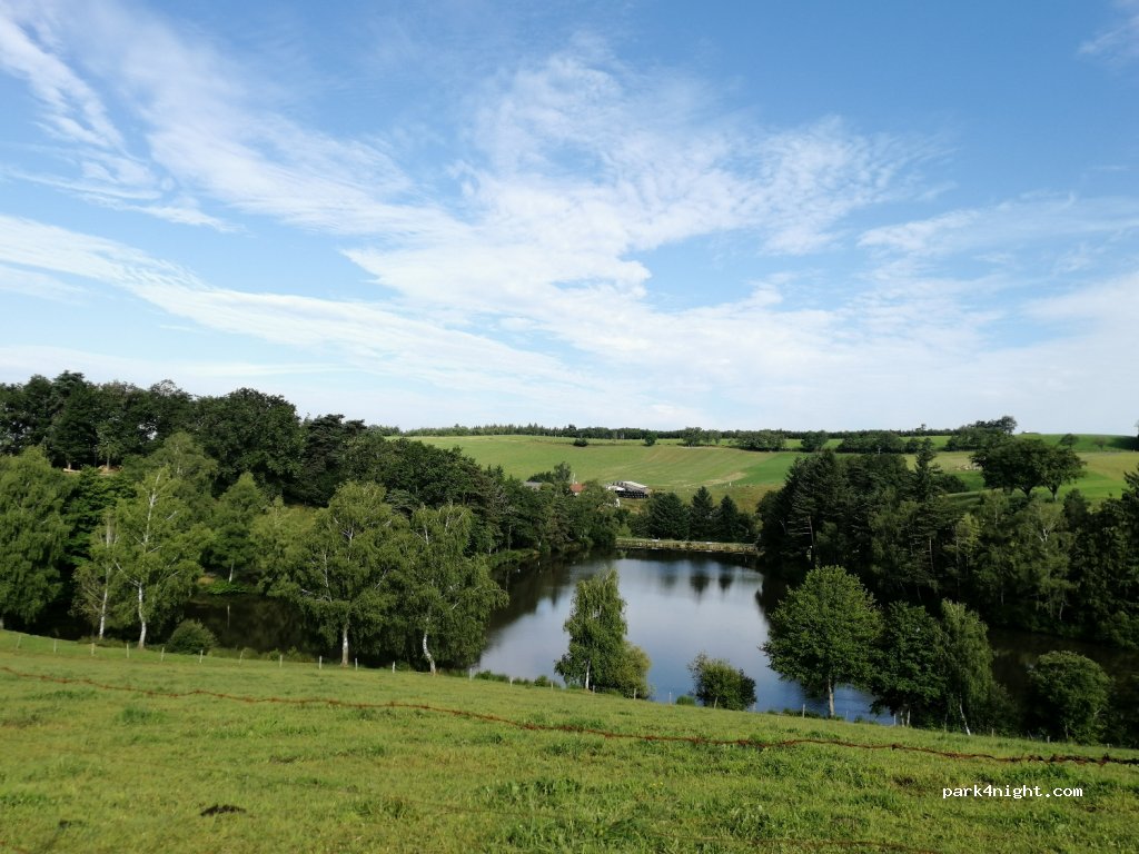 (15120) Montsalvy - Route du Lac — foto