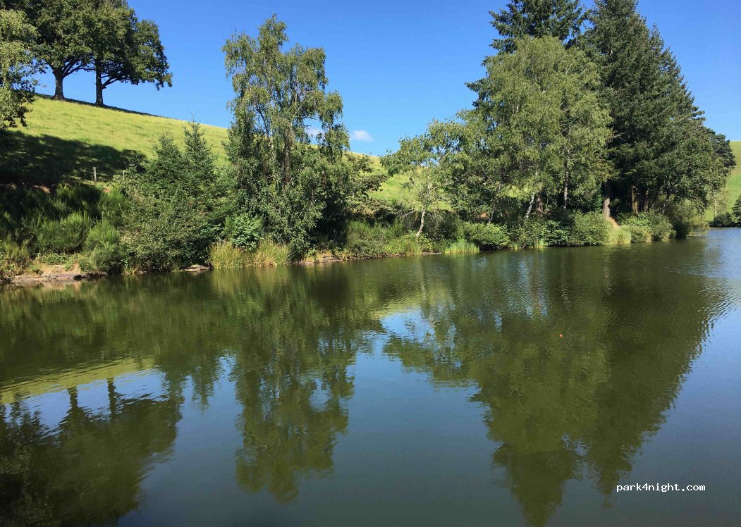 (15120) Montsalvy - Route du Lac — foto 2