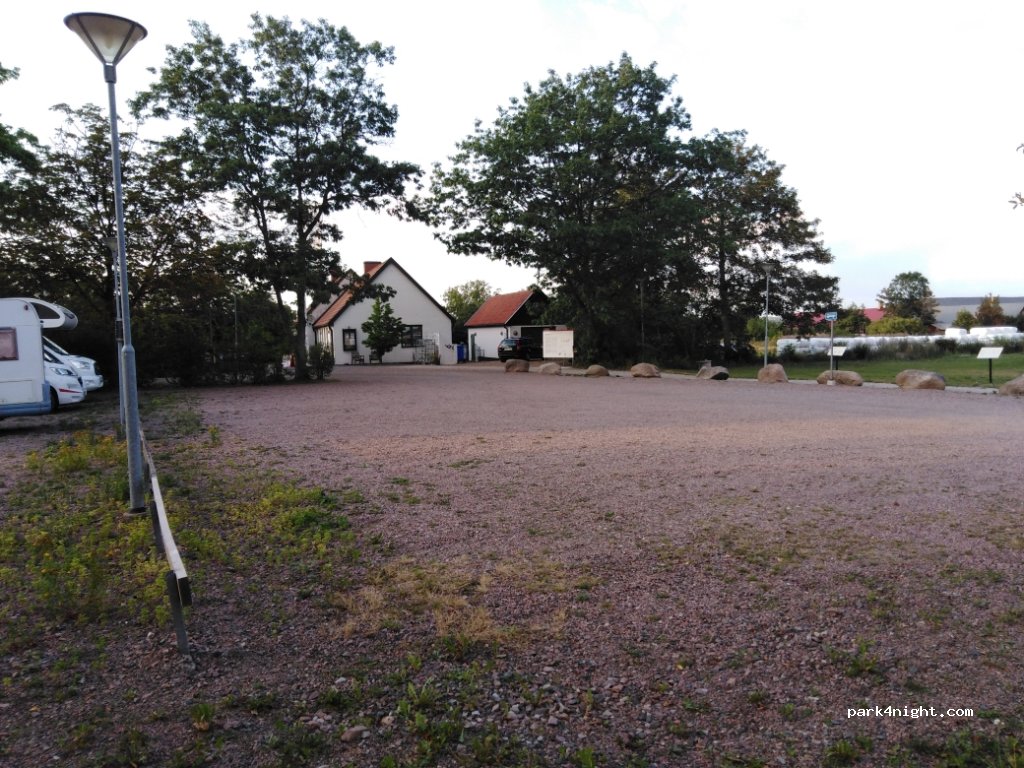 (245 93) Uppåkra - Parkplatz zwischen Kirche und archäologischem Zentrum — foto 2
