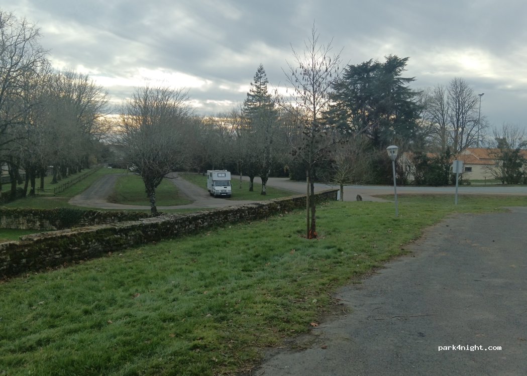 Aire de camping-car Celles-sur-Belle — foto 5