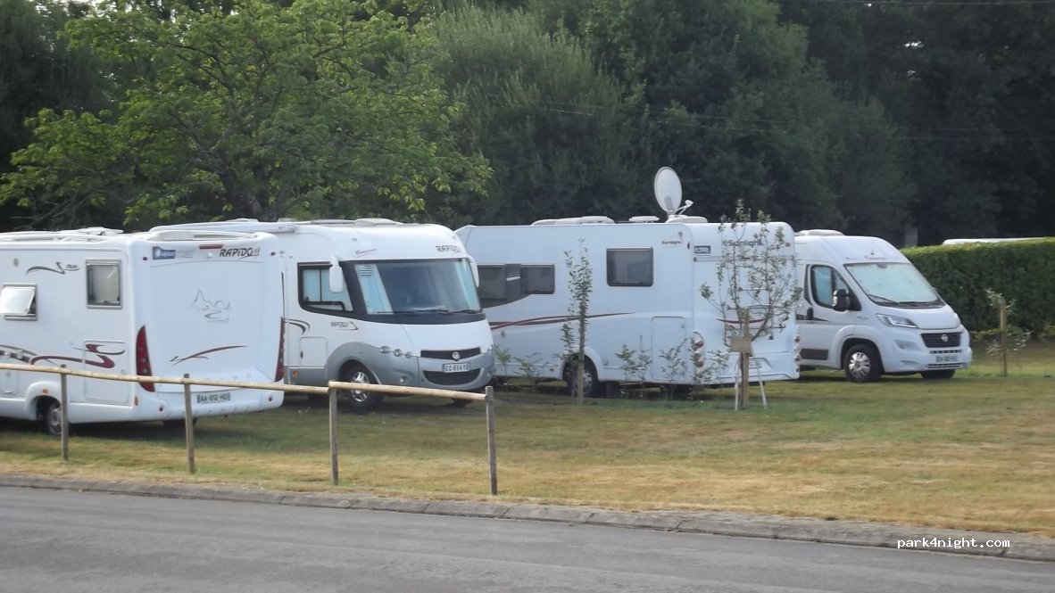 Aire gratuite de Réminiac — foto 3