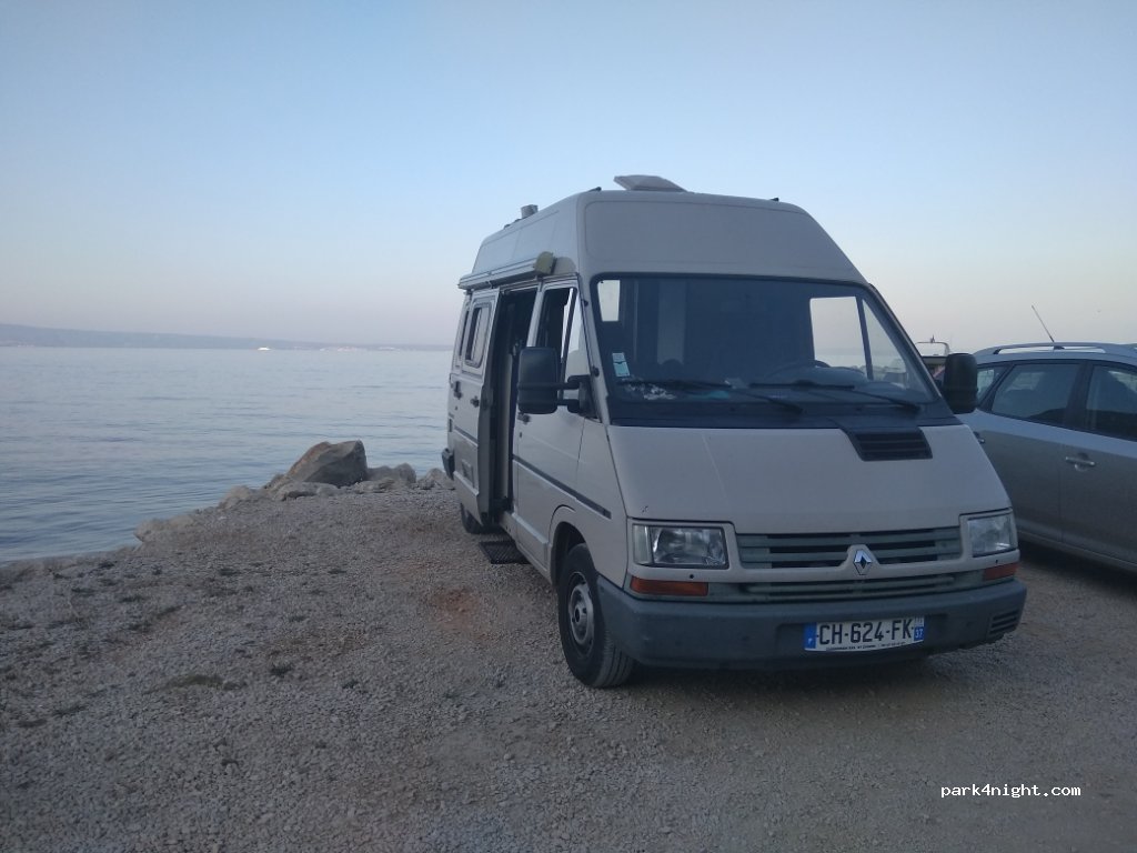 (21312) Podstrana - 18 D8 — foto