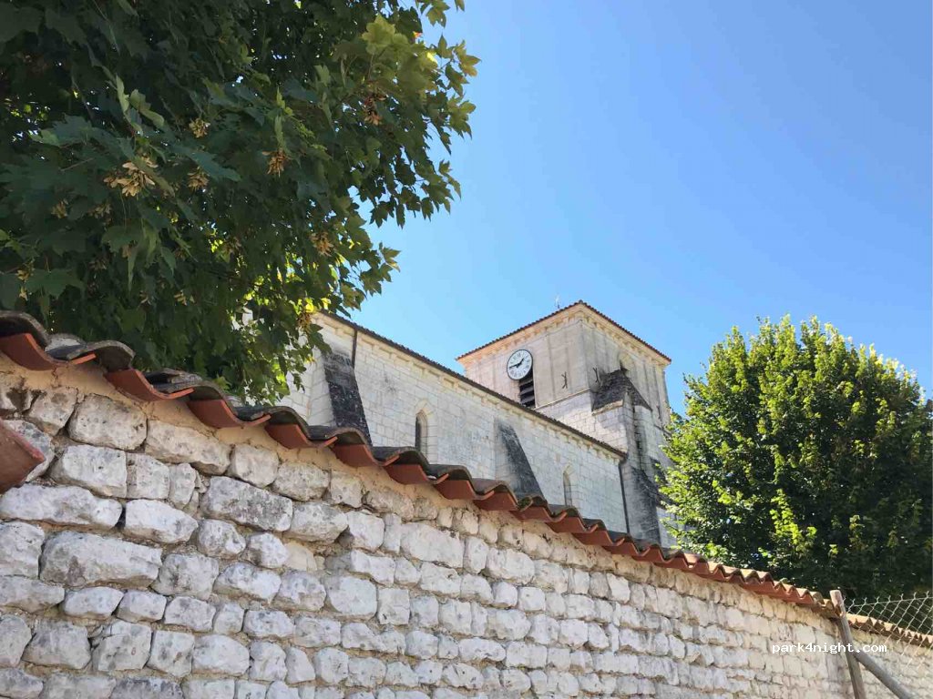 (16130) Salles-d'Angles - 4 Place André Hitier — foto