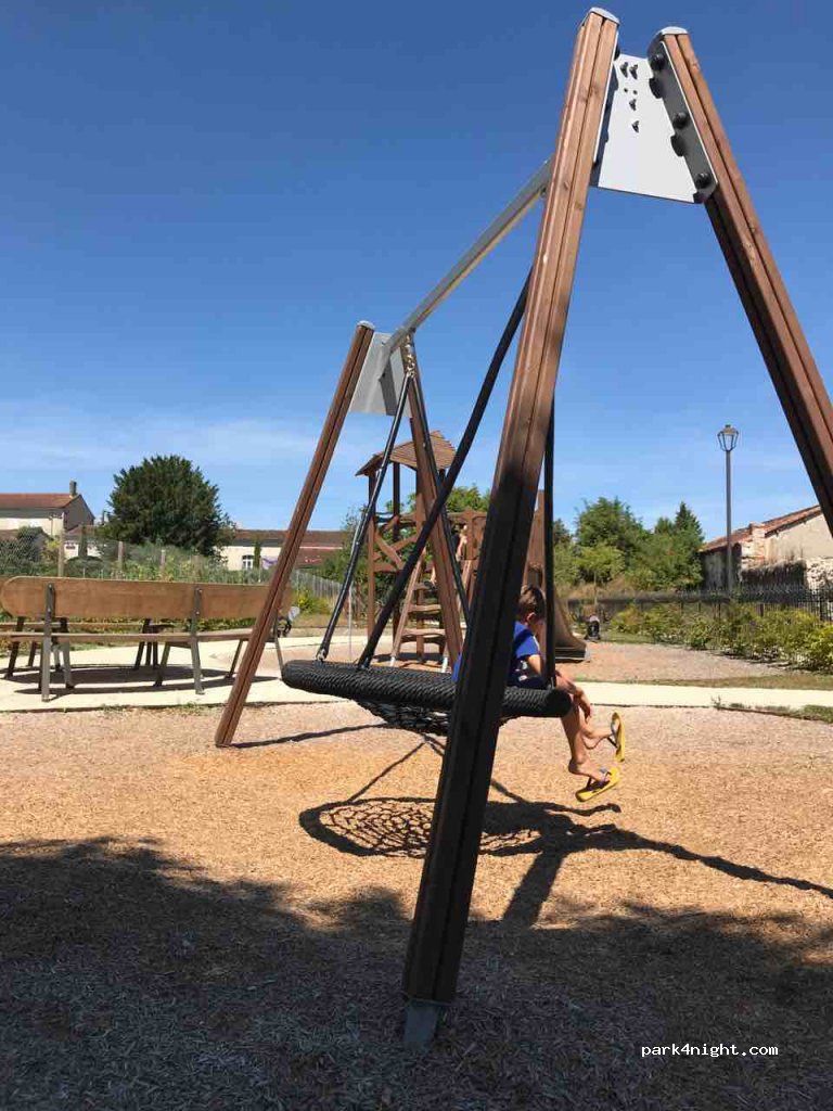 (16130) Salles-d'Angles - 4 Place André Hitier — foto 2