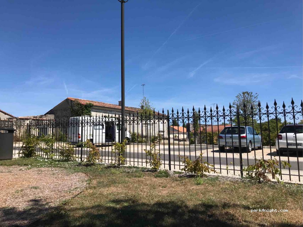 (16130) Salles-d'Angles - 4 Place André Hitier — foto 3
